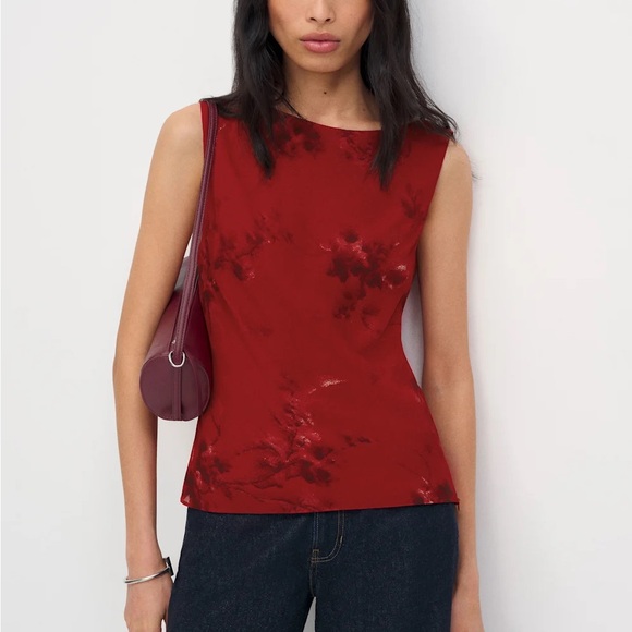 Red Sleeveless Top - Picture 3 of 3